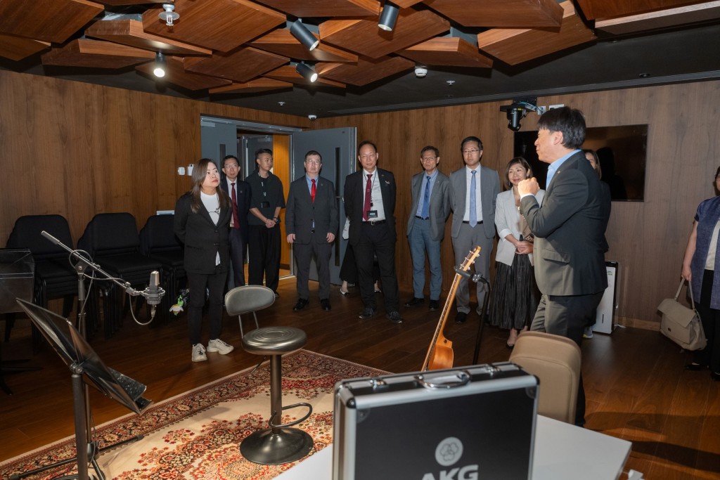 Rosanna Law and the guests tour the prime teaching and research facilities at HKBU’s Jockey Club Campus of Creativity. Rosanna Law and the guests tour the prime teaching and research facilities at HKBU’s Jockey Club Campus of Creativity.