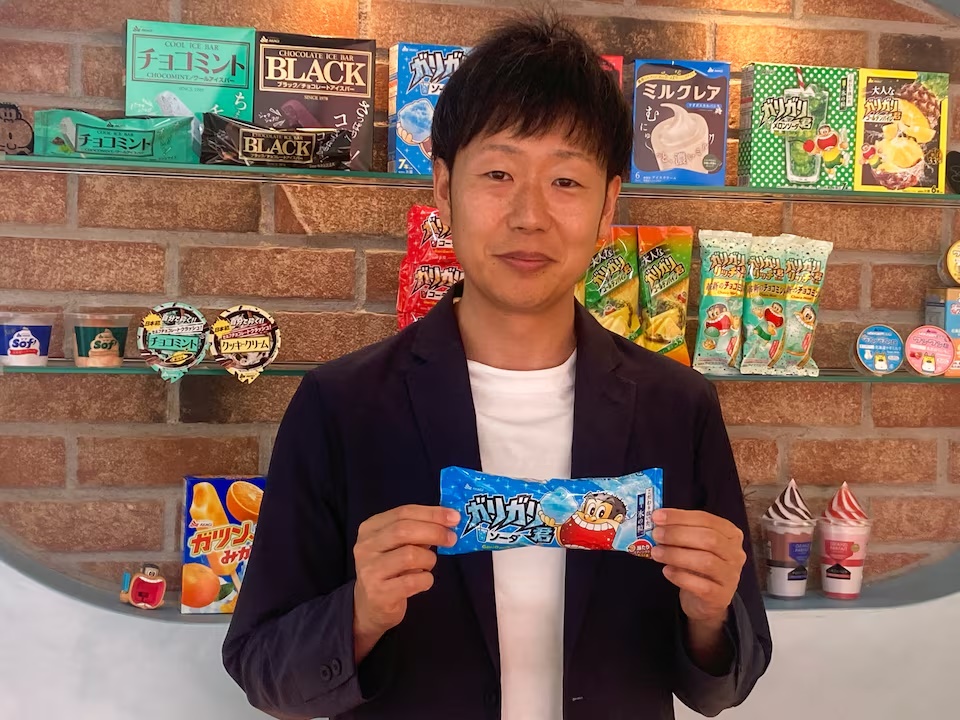  Hideyuki Okamoto, ice candy maker Akagi Nyugyo's marketing team leader, holds the company's flagship Garigari-kun candy bar at its headquarters in Saitama, Japan July 7, 2025. REUTERS/Makiko Yamazaki 