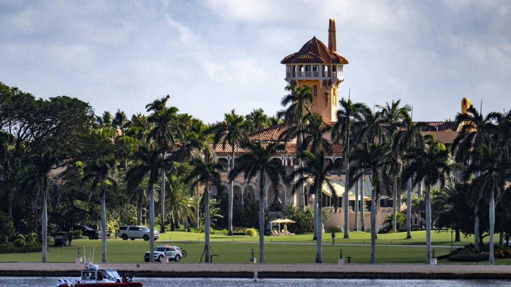A US Coast Guard boat patrols outside the Mar-a-Lago Club in November 2024, across from West Palm Beach, Florida © Jim WATSON / AFP