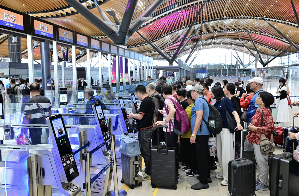Travelers should check the Immigration Department's app for waiting times at all border control points, says Ng Hoi-ka.SING TAO