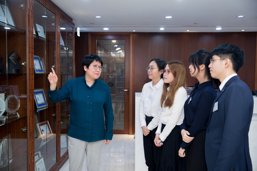 Ding Chen, CEO of CSOP, engaged students during the company tour