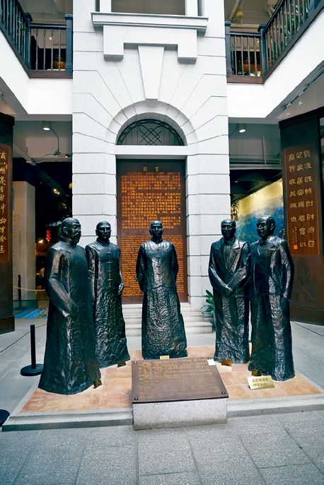 The statues of five figures representing Xiangshan’s commercial culture.