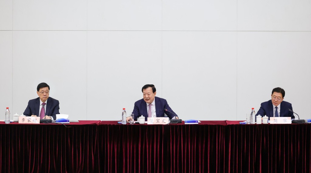 Xia Baolong (centre) met with the chairmen and representatives of the 18 District Councils at the engagement session and received briefings on their district work. Chief Executive John Lee (left) and the Director of the Liaison Office of the Central People's Government in the Hong Kong Special Administrative Region Zhou Ji (right) also attended. (GIS)