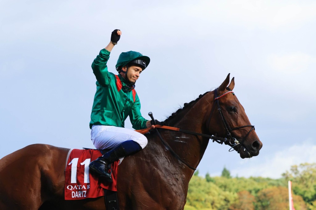 Mickael Barzalona salutes after returning on Daryz after winning the G1 Prix de l'Arc de Triomphe (Shuhei Okada/Idol Horse) 