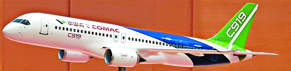The director-general of civil aviation, Victor Liu, welcomes the ARJ21 and C919 design and operational teams. Below:
a scale model of the C919. The director-general of civil aviation, Victor Liu, welcomes the ARJ21 and C919 design and operational teams. Below:
a scale model of the C919.