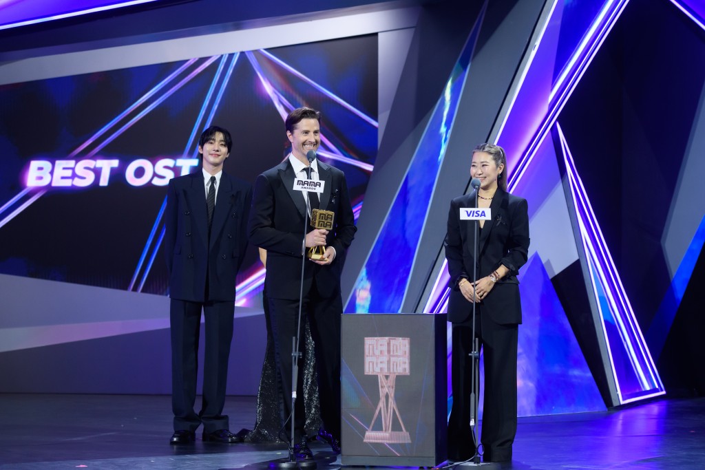 Huntr/x — Golden (from Kpop: Demon Hunters).