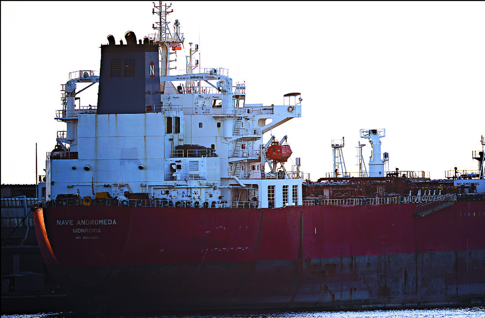 UK special forces seize oil tanker from stowaways