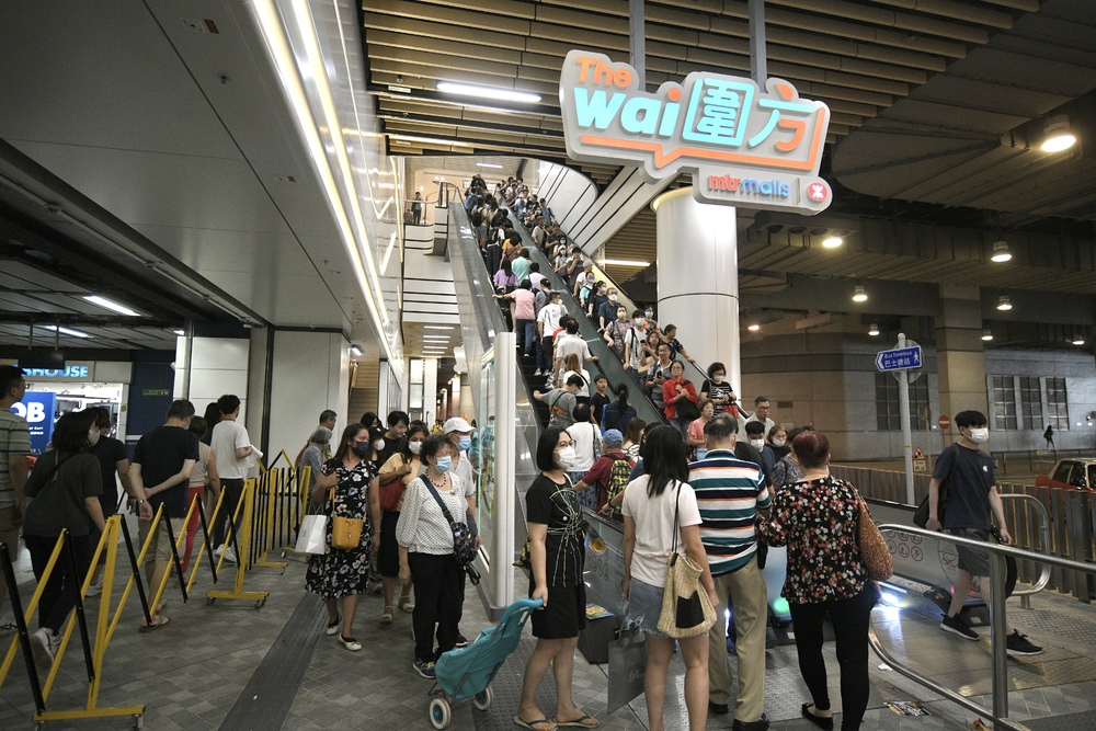 Long queues to enter the landmark The Wai mall, which contains the area's first cinema. SING TAO Long queues to enter the landmark The Wai mall, which contains the area's first cinema. SING TAO