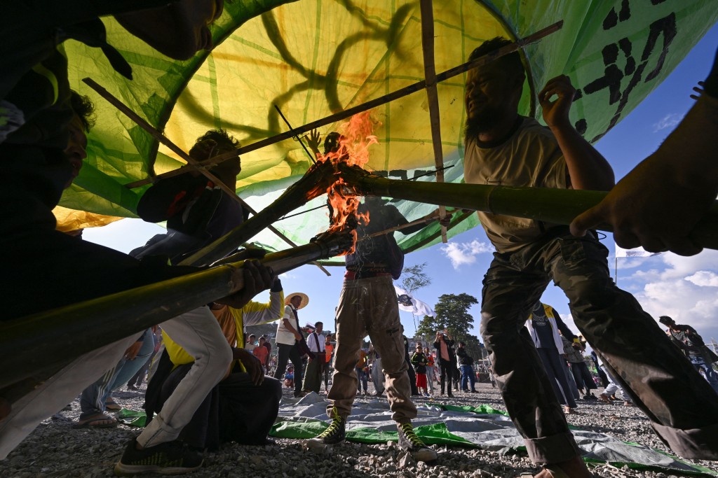 Participants prepare to release a hot air balloon during the Tazaungdaing Lighting Festival in Taunggyi in Myanmar's northeastern Shan State on October 31, 2025. (Photo by Sai Aung MAIN / AFP)