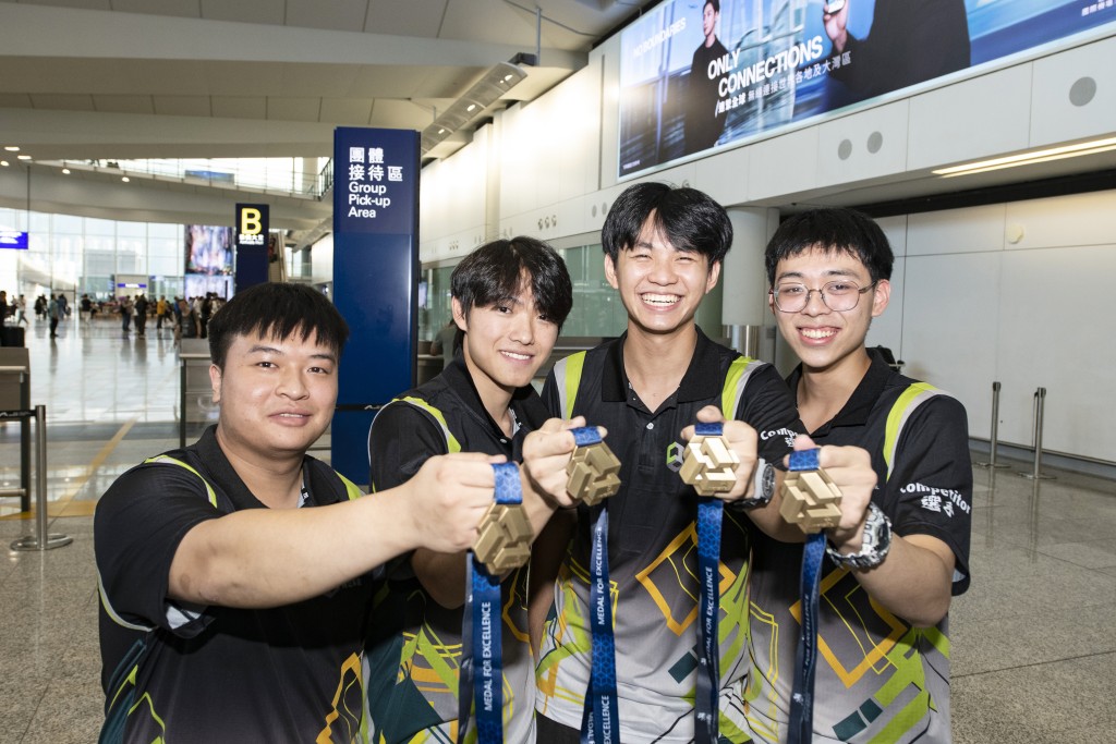 The award-winning competitors (from left) are TSE Yu-lok, Welding; WAN Tsz-ho and HUANG To-kong, Concrete Construction Work; and LAW Chak-sum, Painting and Decorating.