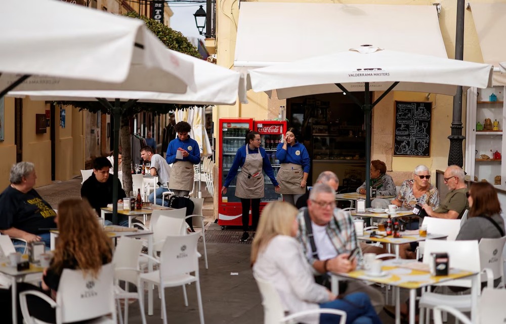A waiters and two waitresses stand at the terrace of a coffee shop in downtown Ronda, Spain, December 2, 2024. REUTERS A waiters and two waitresses stand at the terrace of a coffee shop in downtown Ronda, Spain, December 2, 2024. REUTERS