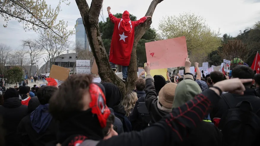 Protester shout slogans during a gathering after Istanbul’s Mayor Ekrem Imamoglu was arrested and sent to prison, in Istanbul, Turkey, Tuesday, March 25, 2025. (AP Photo/Huseyin Aldemir) Protester shout slogans during a gathering after Istanbul’s Mayor Ekrem Imamoglu was arrested and sent to prison, in Istanbul, Turkey, Tuesday, March 25, 2025. (AP Photo/Huseyin Aldemir)