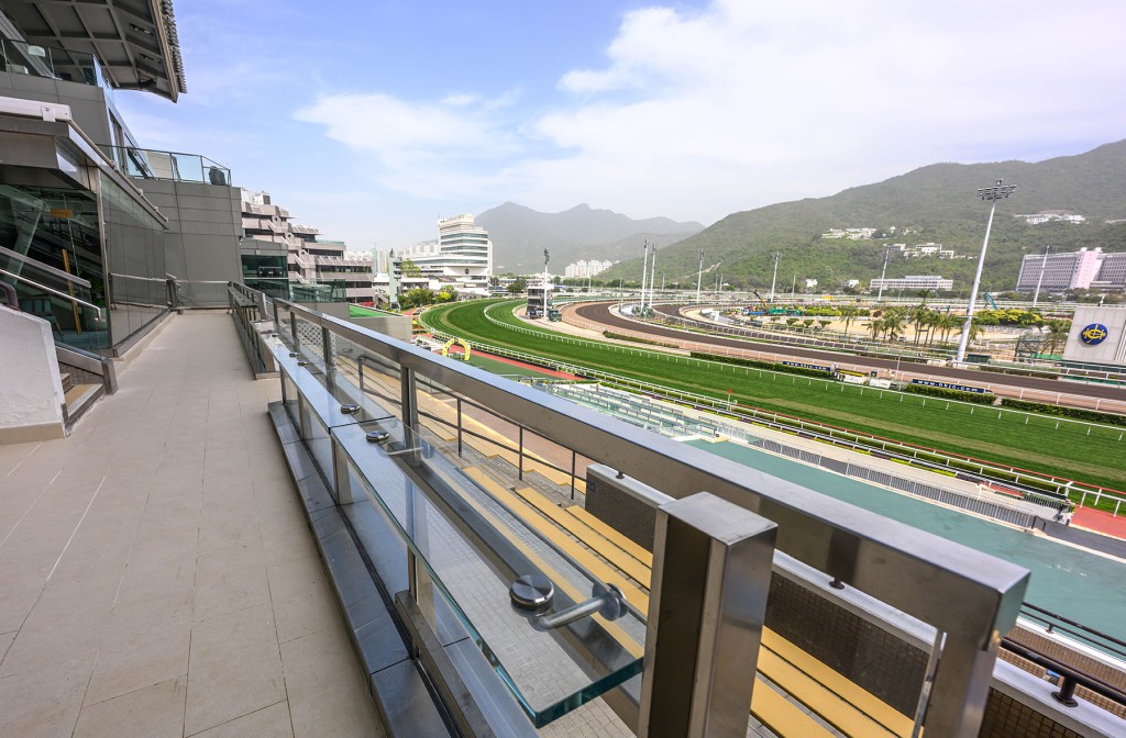 Customers can enjoy more privacy with an exclusive access inside Inner Circle to a private balcony overlooking the Winning Post, providing them the thrill of the races up close.