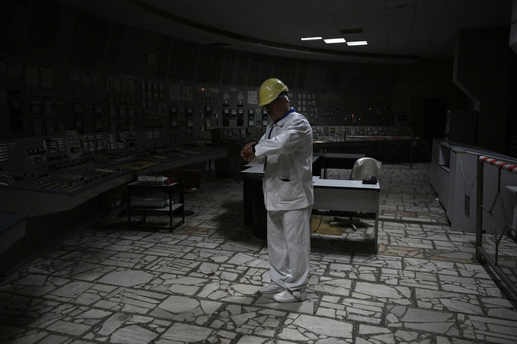 Photo by GENYA SAVILOV / AFP  Chernobyl Nuclear Power Plant deputy technical director for radioactive waste management Oleksandr Skomarokhov, stands in the control room of the no longer working reactor 3 of the Chernobyl Nuclear Power Plant on April 9, 2026, amid the Russian invasion of Ukraine.