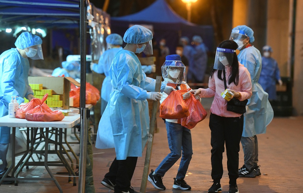 Test kits and supplies are given out as an area is sealed off in Sham ShuiPo. SING TAO Test kits and supplies are given out as an area is sealed off in Sham ShuiPo. SING TAO