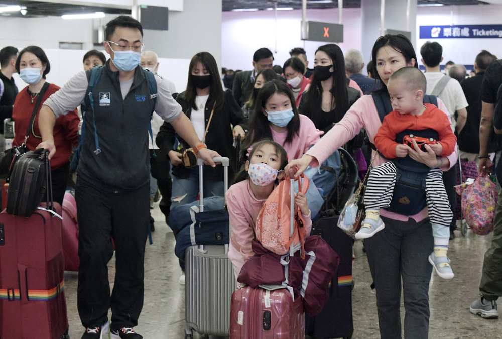Hongkongers travel back home. SING TAO Hongkongers travel back home. SING TAO