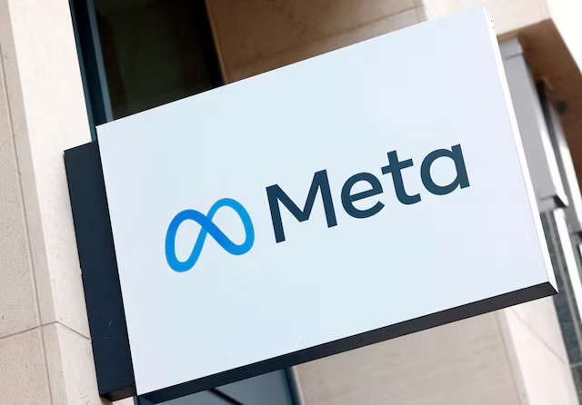 The logo of Meta Platforms' business group is seen in Brussels, Belgium December 6, 2022. REUTERS/Yves Herman/File Photo 