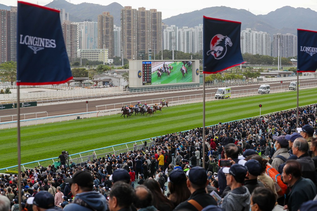 Race-goers attend Sunday’s thrilling LONGINES Hong Kong International Races at Sha Tin Racecourse. Race-goers attend Sunday’s thrilling LONGINES Hong Kong International Races at Sha Tin Racecourse.