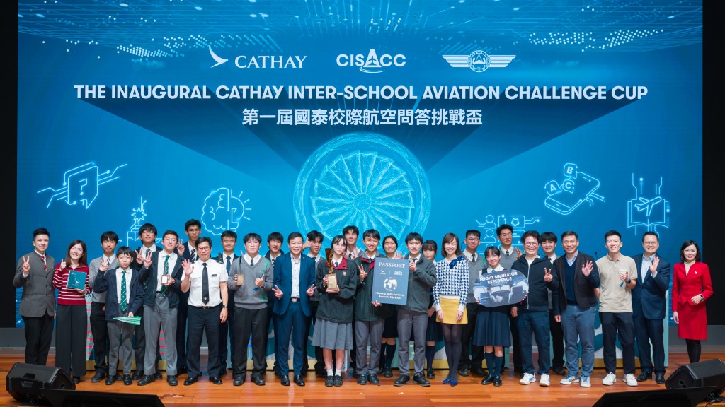 Chief Flight Standards of the Civil Aviation Department Captain Lawrence Wong, Cathay Chief Customer and Commercial Officer Lavinia Lau and HKYAA Chairman Captain Patrick Lau, together with other distinguished guests, extended their congratulations to the winners of the inaugural Cathay Inter-School Aviation Challenge Cup and AeroQuiz.