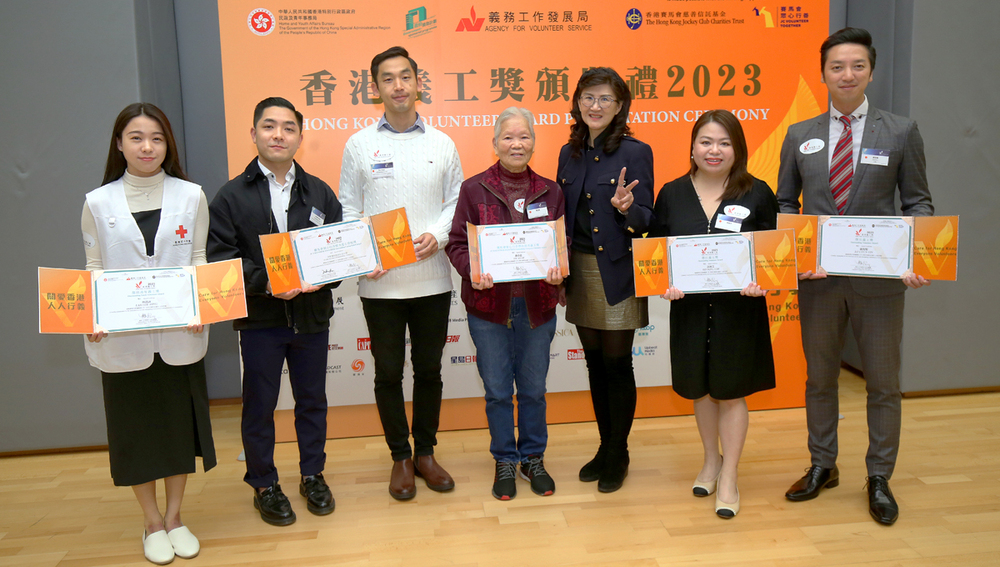 Melissa Kaye Pang, Chairman of the Agency for Volunteer Service, and awardees of Outstanding Volunteer Award. Melissa Kaye Pang, Chairman of the Agency for Volunteer Service, and awardees of Outstanding Volunteer Award.