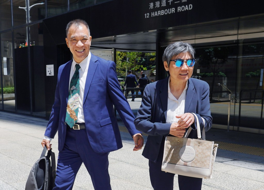(sing tao) Annie Choi (right) and her husband Pak Wai-hung