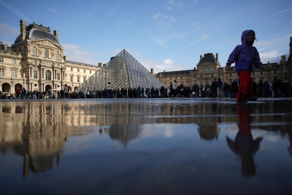 People queue to enter Le Louvre museum Monday, Oct. 27, 2025 in Paris. (AP Photo/Christophe Ena, File)