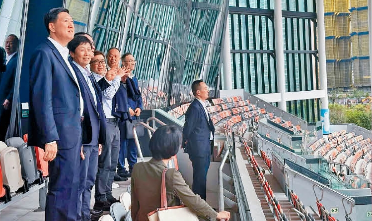 Gao Zhidan, Director of the General Administration of Sport of China, inspects the facilities at Kai Tak Sports Park.