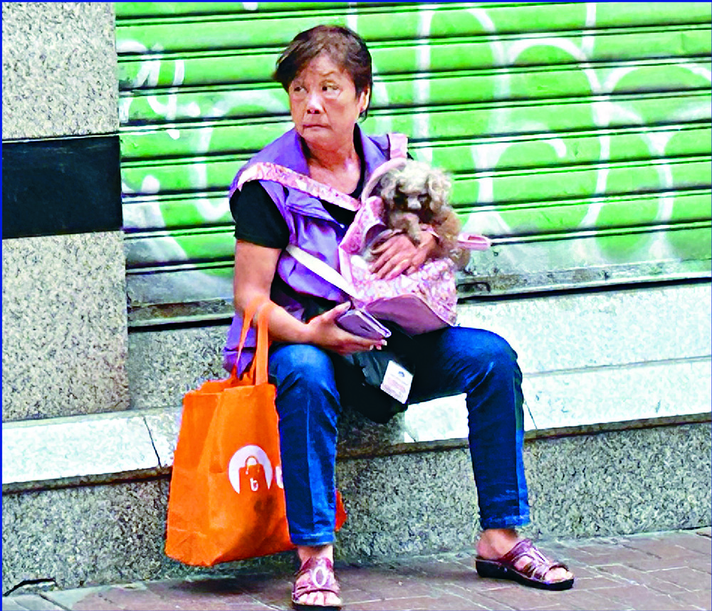 Residents and guests recover their belongings from New Lucky House. SING TAO