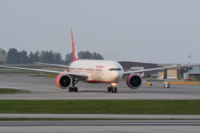 Air India flight 185 arrives from New Delhi at Vancouver International Airport in Richmond, British Columbia, Canada April 23, 2021. REUTERS/Jennifer Gauthier/File Photo