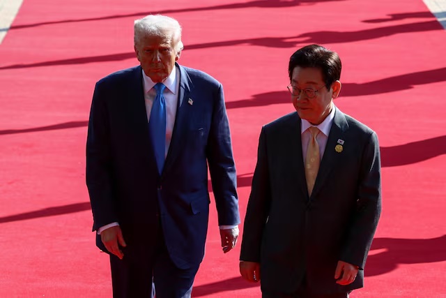 U.S. President Donald Trump meets with South Korean President Lee Jae Myung on the sidelines of the Asia-Pacific Economic Cooperation (APEC) leaders' summit in Gyeongju, South Korea, October 29, 2025. REUTERS/Evelyn Hockstein/File Photo