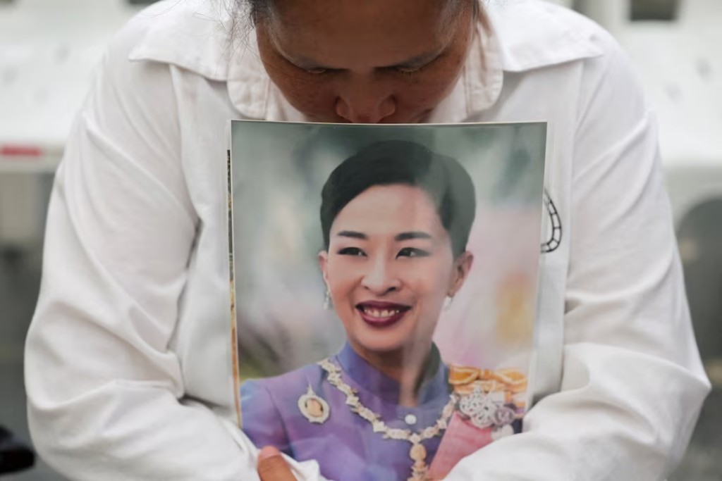  A woman reacts as she holds a picture of Thailand's Princess Bajrakitiyabha, 47, the eldest daughter of Thai King Maha Vajiralongkorn, following the announcement of her death, outside King Chulalongkorn Memorial Hospital in Bangkok, Thailand, June 12, 2026. REUTERS/Athit Perawongmetha