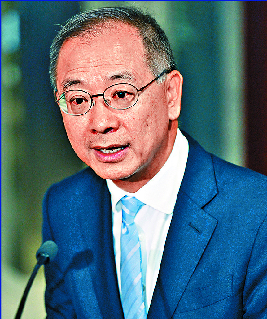 Eddie Yue warns of uncertainties in the coming two months over US interest rate trends, the US presidential election and geopolitical conflicts. SING TAO Eddie Yue warns of uncertainties in the coming two months over US interest rate trends, the US presidential election and geopolitical conflicts. SING TAO