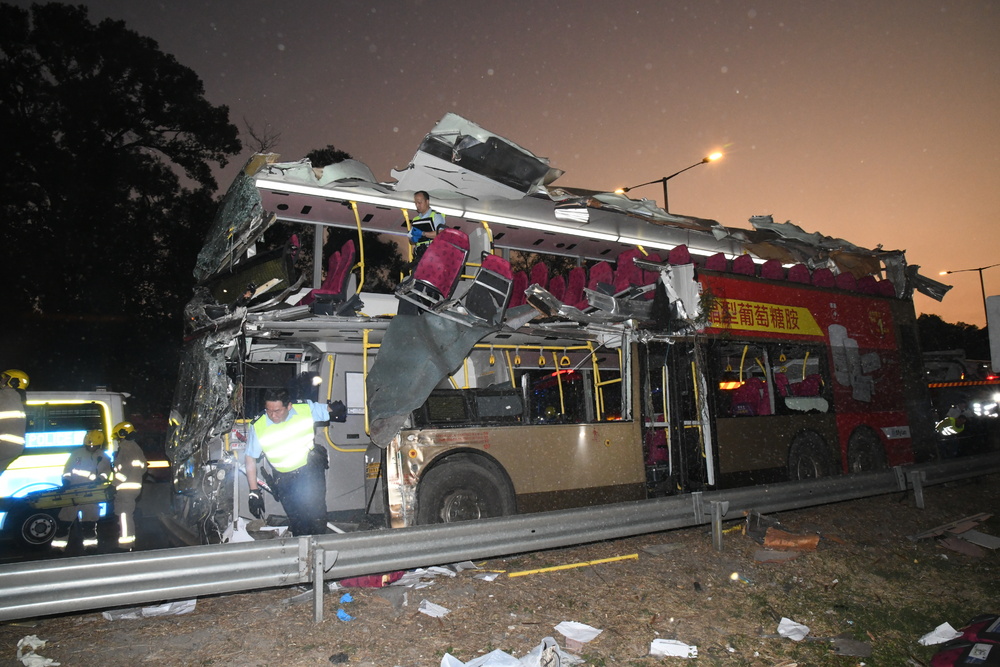 Six people died when the roof and the side of the KMB bus was sliced open by a tree on Fanling Highway. Inset: driver Man Chi-kwong when he was arrested. SING TAO Six people died when the roof and the side of the KMB bus was sliced open by a tree on Fanling Highway. Inset: driver Man Chi-kwong when he was arrested. SING TAO