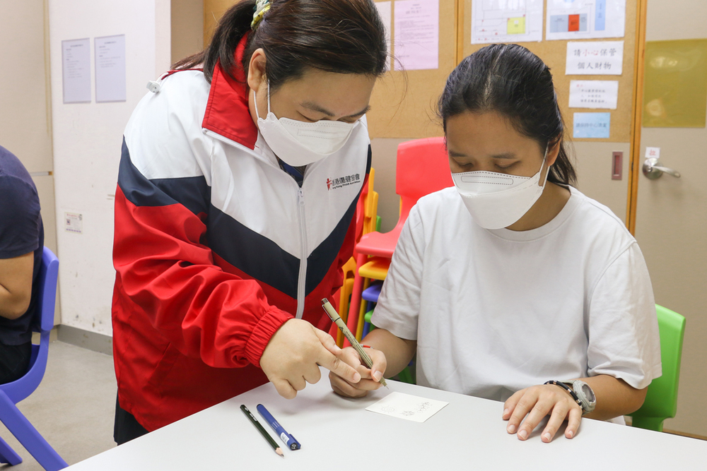HKPHAB offers regular art therapy sessions to their members including Coco to help them release stress.