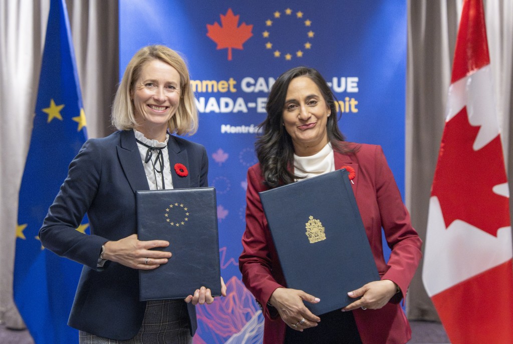 Photo by CHRISTINNE MUSCHI / POOL / AFP Canada's Minister of Foreign Affairs Anita Anand (R) and the Vice President of the European Commission Kaja Kallas pose with signed copies of the EU-Canada Host Country Agreement during the 21st EU-Canada summit in Montreal, Quebec, Canada on October 29, 2026.