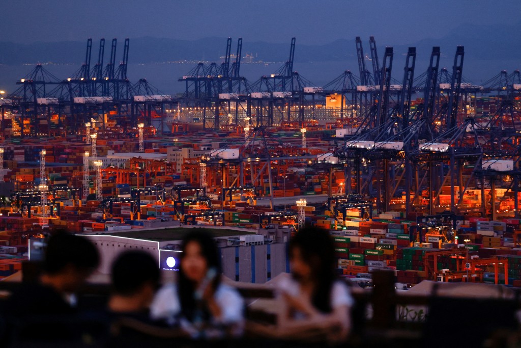 People enjoy their time on a hill overlooking Yantian port in Shenzhen, Guangdong province, China May 9, 2025. REUTERS/Tingshu Wang     TPX IMAGES OF THE DAY
