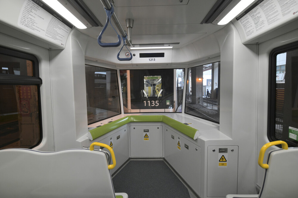 The Phase 5 LRVs are furnished with an improved LED lighting system to enhance saloon ambience and more passenger seats (compared with Phase-2 LRVs). The handrail and strap hanger arrangements are also improved.