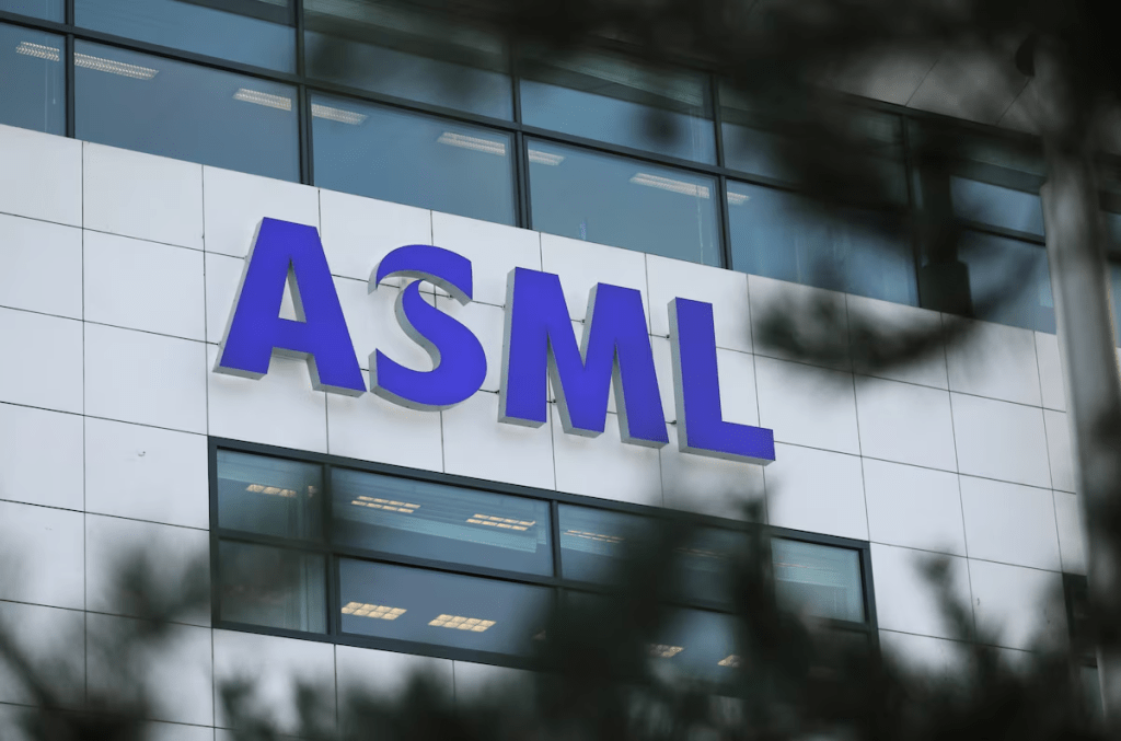 ASML Holding logo is seen at company's headquarters in Eindhoven, Netherlands, Januari 23, 2019. REUTERS/Eva Plevier 