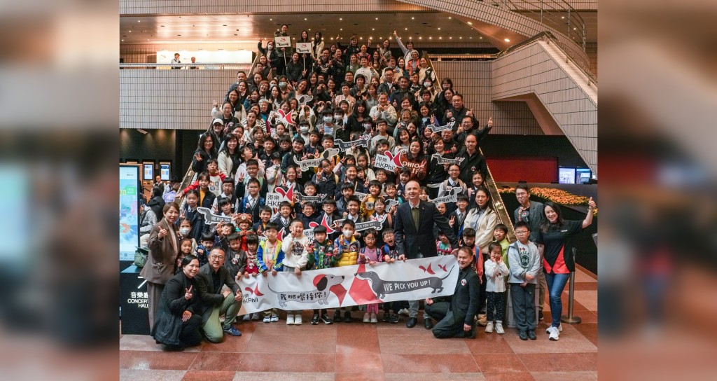 Students and their families from Tai Po Baptist Public School and Tsuen Wan Government Primary School embark on the designated HK Phil buses to attend HK Phil concert. (Photo courtesy of HK Phil)