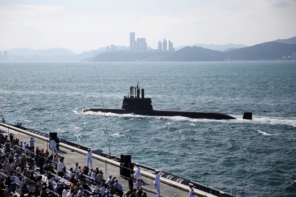 FILE PHOTO: Crew members of South Korean Navy's Shin Chae-ho, KSS-III Dosan Ahn Changho class submarine, salute during a fleet review to mark the 80th anniversary of the Navy's founding, in the waters off Busan, South Korea, September 26, 2025. REUTERS/Kim Hong-Ji/File Photo