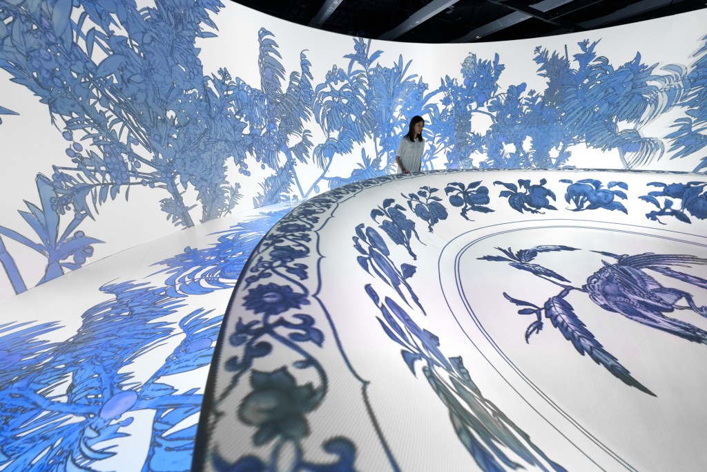 Stand at the edge of the platter and wave to awaken the patterns of nature. Photo: Derry Ainsworth © Hong Kong Palace Museum