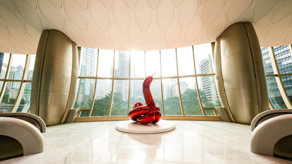 The office lobby located on the third floor features the Balloon Swan (Red) sculpture by internationally acclaimed contemporary artist Jeff Koons. As the first Balloon Swan displayed in Asia, the artwork serves as an indoor continuation of the building’s architectural aesthetics.