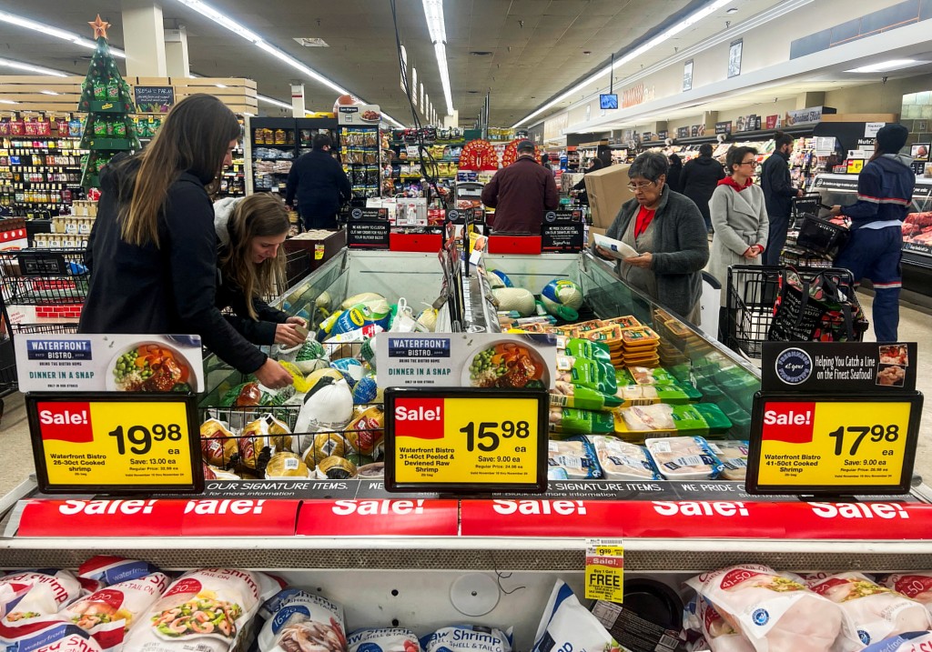 Shoppers crowd a supermarket to buy food ahead of the Thanksgiving holiday in Chicago, Illinois, U.S. November 22, 2022. REUTERS/Jim Vondruska