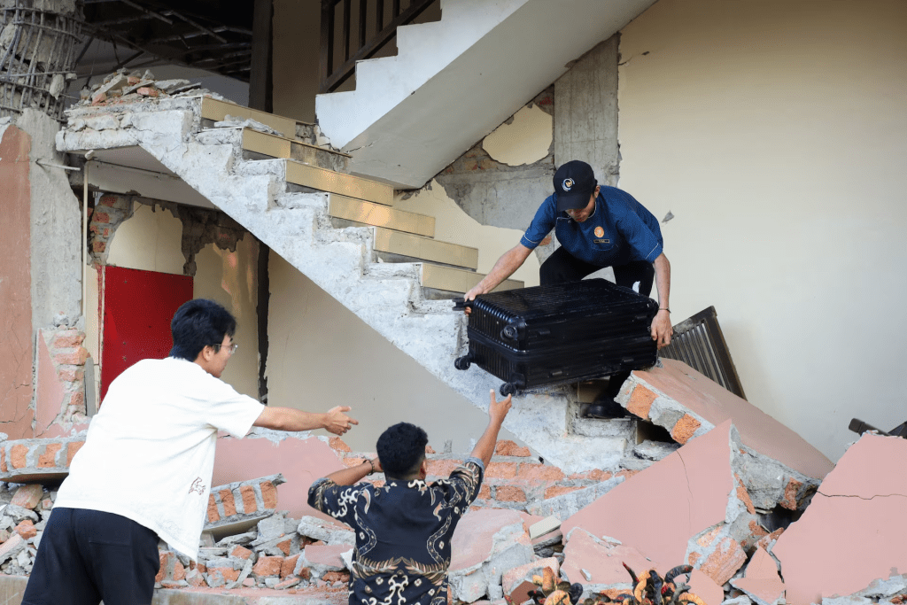 People evacuated from a building collapse at Jayakarta hotel following an earthquake of magnitude 7.7, in Labuan Bajo, East Nusa Tenggara, Indonesia, August 15, 2026. REUTERS/Stringer