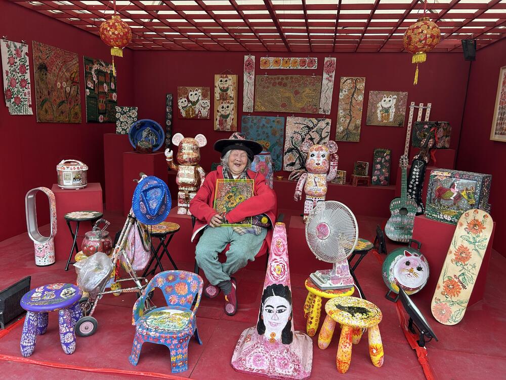 An exhibition booth displaying artworks by the nonagenarian local artist Fapopo (Flower Granny) is set up in the showground. Fapopo uses everyday household items as her canvas and her creations are vibrant and colourful with childlike energy.