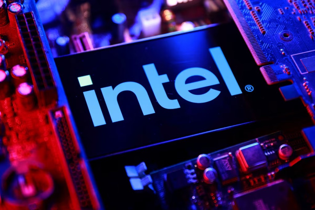 An Intel logo and a computer motherboard appear in this illustration taken August 25, 2025. REUTERS/Dado Ruvic/Illustration