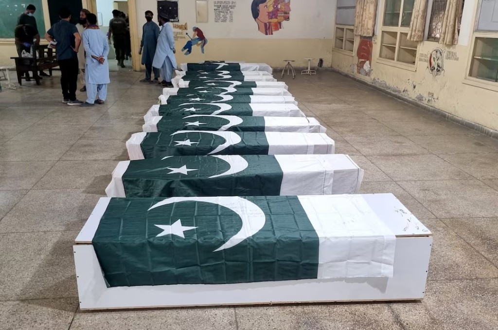  Men gather to attend funeral prayers of people who were killed after a madrasa was hit by an Indian strike in Bahawalpur, Pakistan May 7, 2025. REUTERS/Mahmood Zaheer