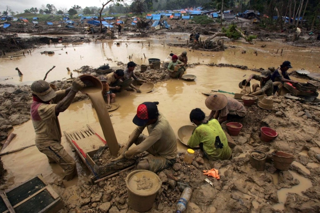 File photo Villagers pan for gold in Bombana district of Indonesia's Southeast Sulawesi province in 2009. | REUTERS