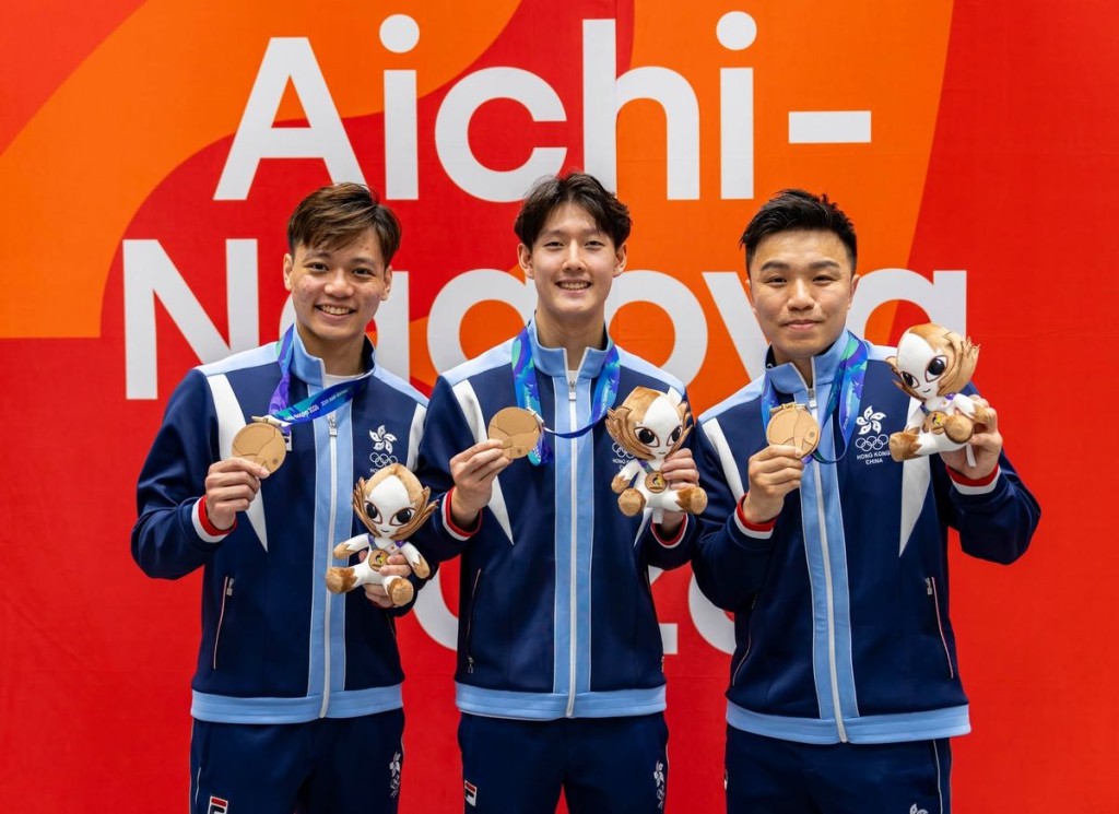 Li Chi-kong (left) and Tang Yu-hin (centre), Year 5 students in Physical Education, Exercise Science and Health, and SALSA students, win bronze in the men’s team kata.