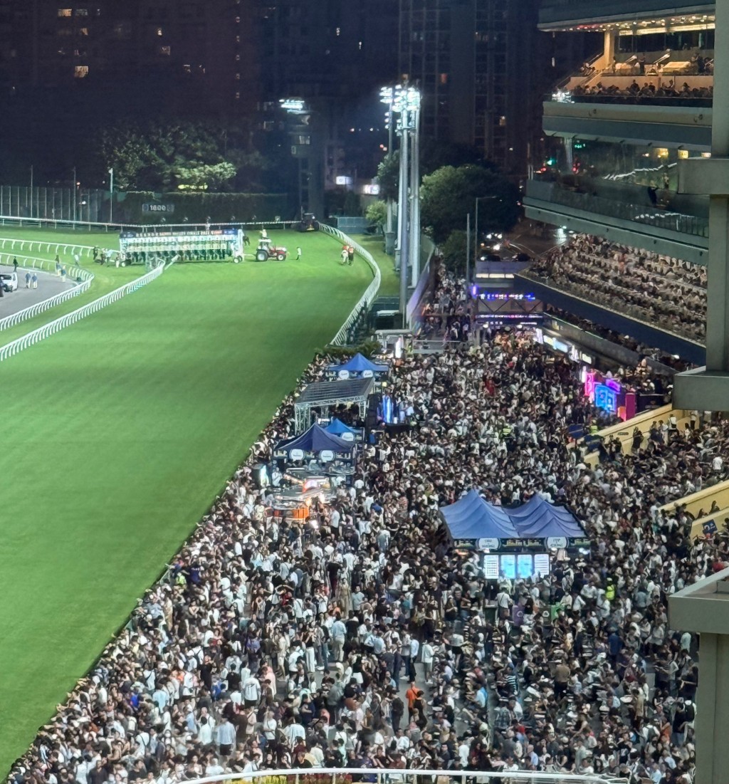 The Beer Garden was packed with a youthful crowd on Wednesday (HKJC) The Beer Garden was packed with a youthful crowd on Wednesday (HKJC)